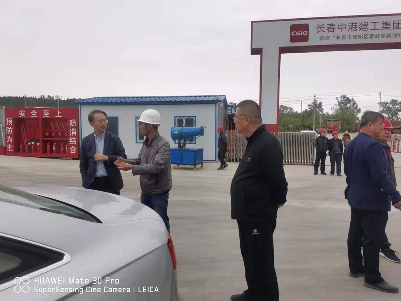 7.段总、杨总现场听取工程进度汇报.jpg