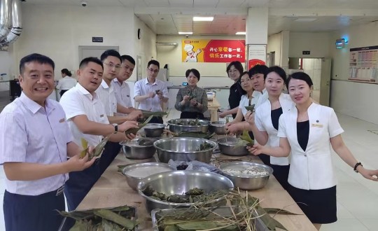 28.旅馆公司端午节“包粽子”活动现场_副本.jpg