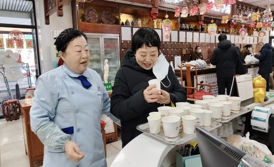 14.药业公司“欢喜闹元宵，，，康健走百病”惠民活动现场_副本.jpg